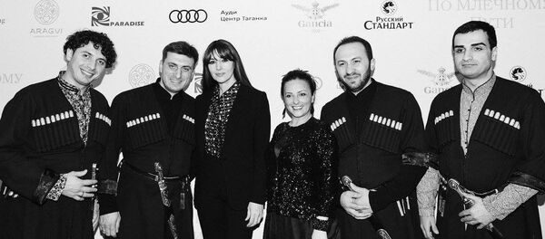 Моника Беллуччи и Aragvi Band - Sputnik Грузия