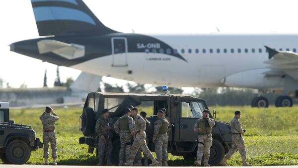 Мальтийские войска обследуют захваченный самолет Afriqiyah Airways на взлетно-посадочной полосе в аэропорту Мальты - Sputnik Грузия