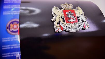 Герб Грузии на трибуне для выступлений в МИД