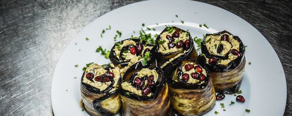 Рецепты на Новый год: как приготовить баклажаны с орехами Рецепты на Новый год: как приготовить баклажаны с орехами - Sputnik Грузия