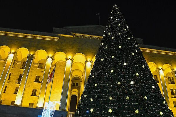 Главная новогодняя елка Грузии на проспекте Руставели в Тбилиси - Sputnik Грузия