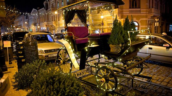 Новогодний Тбилиси - украшенная праздничной иллюминацией карета на проспекте Давида Агмашенебели - Sputnik Грузия