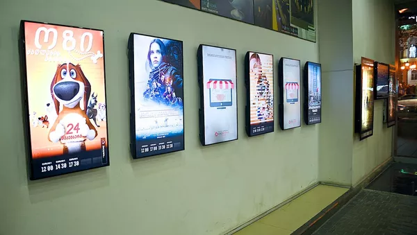 Экраны с анонсами кинофильмов в одном из тбилисских кинотеатров - Sputnik Грузия