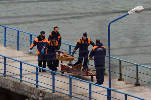 Спасатели несут извлеченное из воды тело погибшего в результате крушения самолета Минобороны РФ Ту-154 у побережья Черного моря в Сочи - Sputnik Грузия