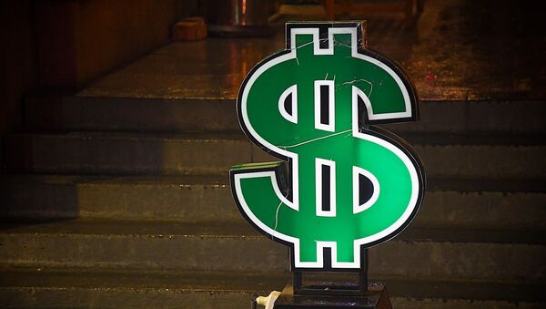 Знак доллара у обменного пункта в центре грузинской столицы Знак доллара у обменного пункта в центре грузинской столицы - Sputnik Грузия