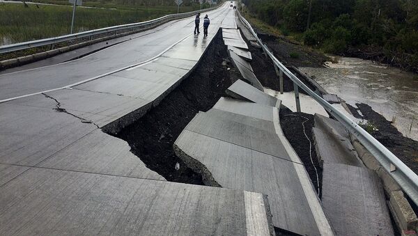 Разрушенная дорога после землетрясения на юге Чили - Sputnik Грузия