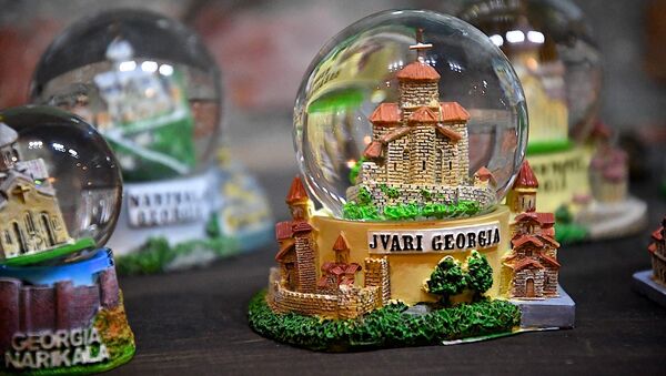 Грузинские сувениры - стеклянные шары с миниатюрными копиями церквей и храмов Грузии - Sputnik Грузия