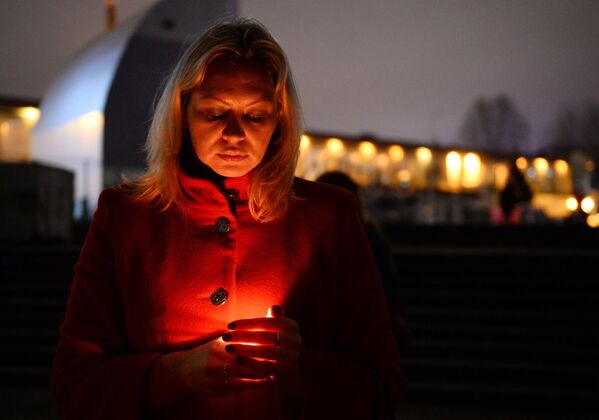 Женщина на акции памяти в Сочи, где самолет Минобороны РФ Ту-154 потерпел крушение у побережья Черного моря - Sputnik Грузия