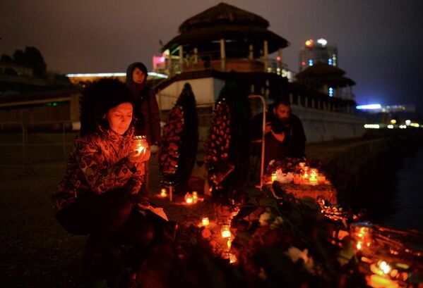 Сотни горящих свечей, море цветов - так горожане чтили память погибших в результате авиакатастрофы - Sputnik Грузия