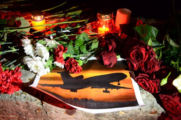 Люди несли на набережную Сочи цветы, зажигаюли свечи, спускали на воду траурные венки в память о погибших - Sputnik Грузия