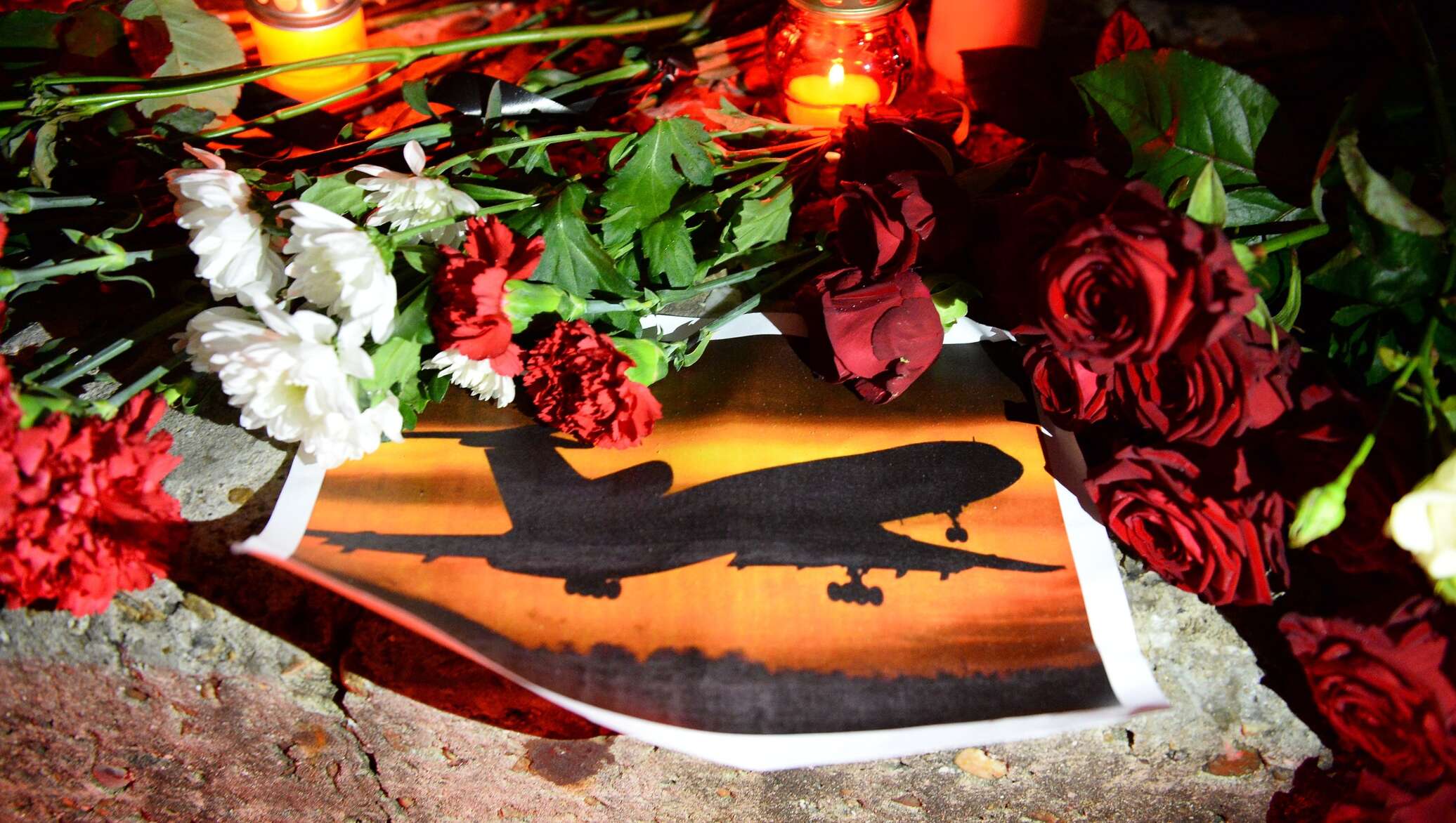 Скорбная музыка. Траурные цветы. Память погибшим. Вечная память летчикам. Свеча памяти погибшим в авиакатастрофе.