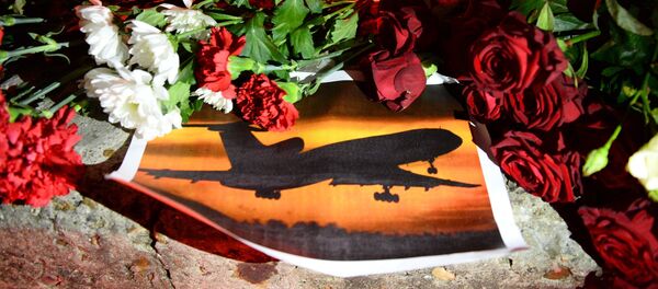 Свечи и цветы на акции памяти в Сочи, где самолет Минобороны РФ Ту-154 потерпел крушение у побережья Черного моря - Sputnik Грузия