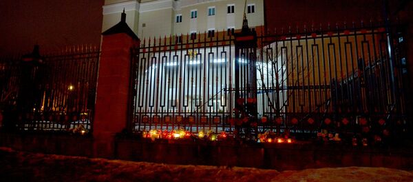 Белорусы несут цветы к зданию посольства России в Минске - Sputnik Грузия