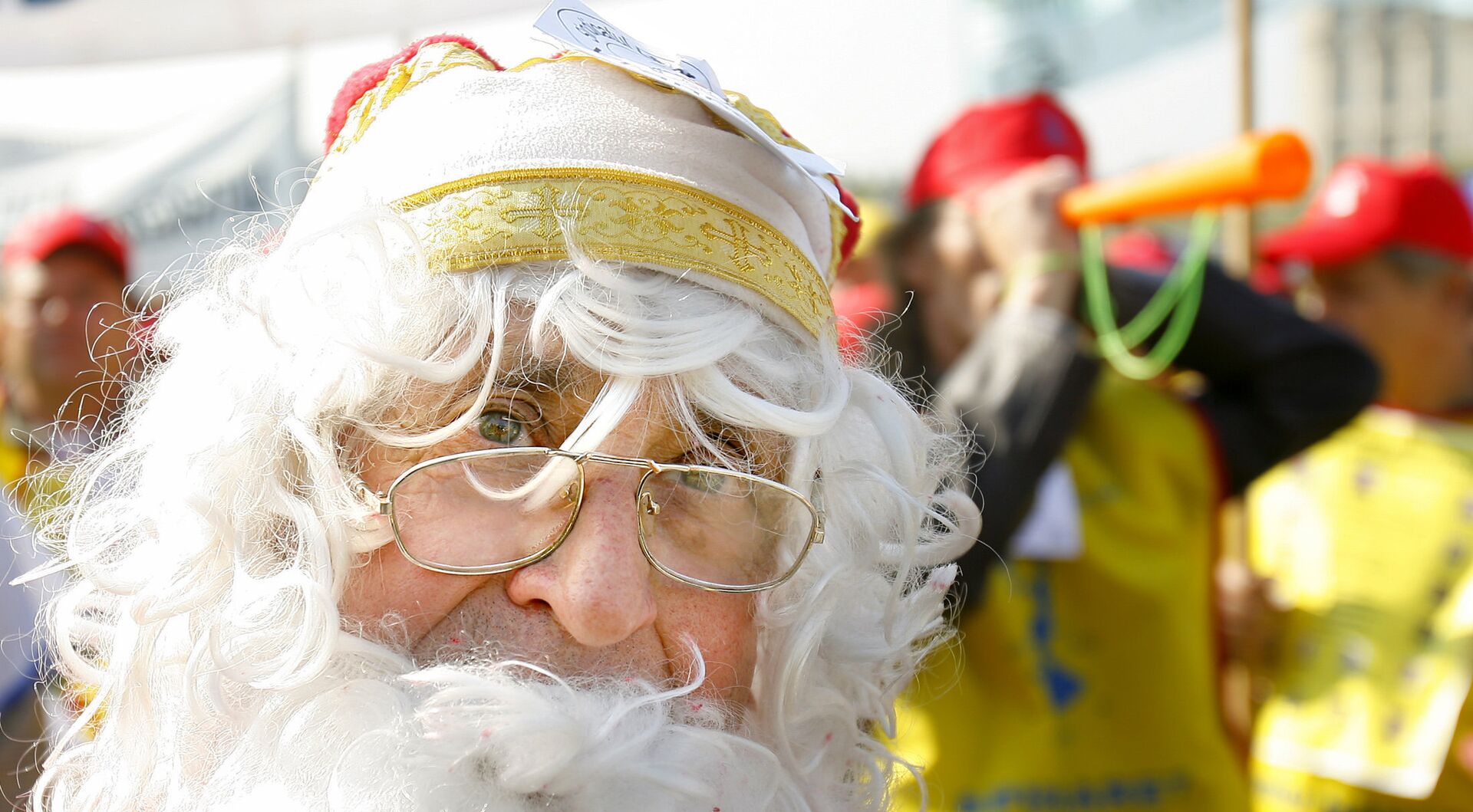 რუმინელი მასწავლებელი სანტა კლაუსის ფორმაში ბუქარესტში - Sputnik საქართველო, 1920, 27.12.2025