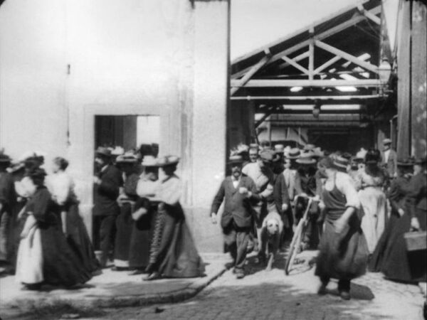 ლუი ლუმიერი ლიონის ქუჩაში, 1895 წელი ლუი ლუმიერი ლიონის ქუჩაში, 1895 წელი - Sputnik საქართველო