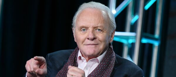 Сэр Энтони Хопкинс на сцене во время показа фильма Костюмер - Sputnik Грузия