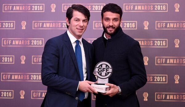 Леван Кобиашвили вручил Торнике Окриашвили награду Лучший футболист Грузии 2016 - Sputnik Грузия