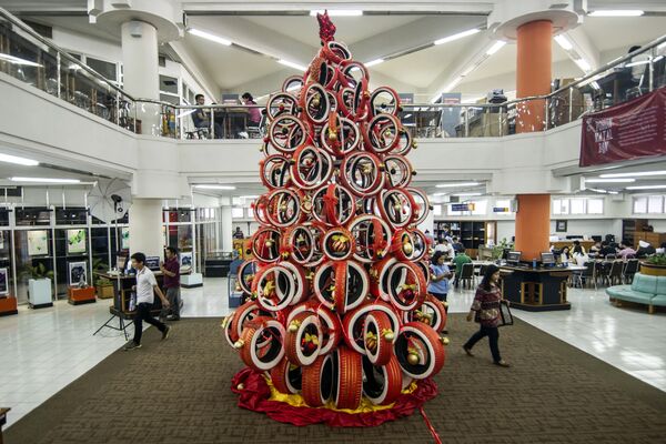 Такую необычную новогоднюю елку сделали из старых шин в Индонезии в университете Сурабая - Sputnik Грузия