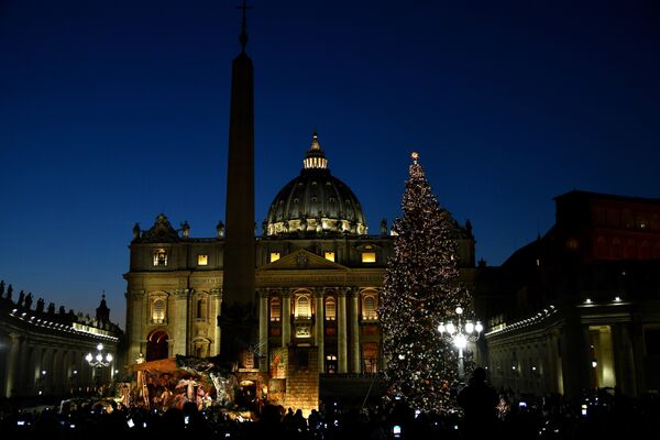 Рождественская ель на площади Святого Петра в Ватикане. В этом году рождественские украшения были сделаны детьми в детских онкологических учреждениях итальянских госпиталей - Sputnik Грузия