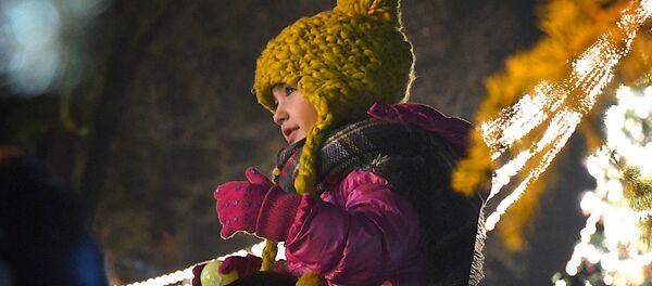 Ребенок на новогоднем концерте - Sputnik Грузия