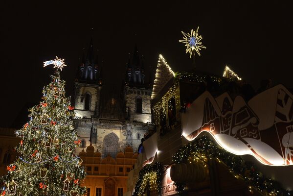 Рождественская ель у рождественской ярмарки на площади старого города Праги - Sputnik Грузия