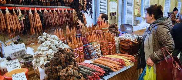 Люди на одном из продуктовых рынков в столице Грузии - Sputnik Грузия