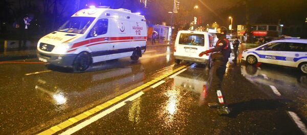 Скорая помощь рядом с ночным клубом Стамбула, на который произошло вооруженное нападение в новогоднюю ночь - Sputnik Грузия