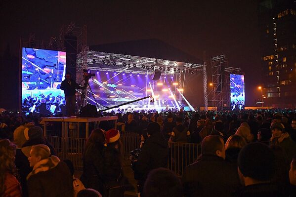 Тысячи людей вышли на проспект Руставели в новогоднююю ночь, чтобы отметить праздник - Sputnik Грузия