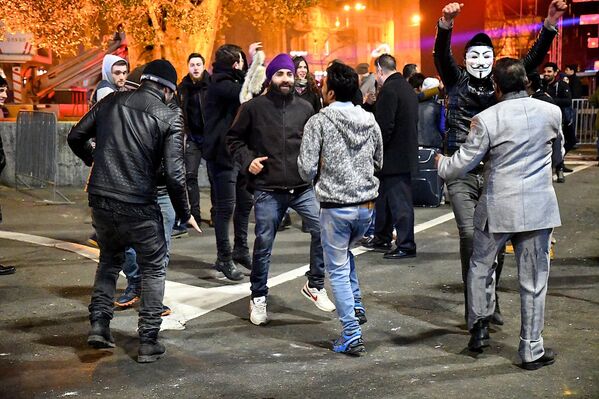Люди радовались и танцевали прямо на проспекте Руставели, отмечая наступление Нового года. Среди тех, кто радовался празднику, было много гостей из-за рубежа - Sputnik Грузия