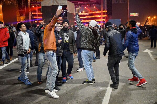 Студенты из Индии снимают селфи во время проведения новогоднего концерта на проспекте Руставели в центре Тбилиси - Sputnik Грузия