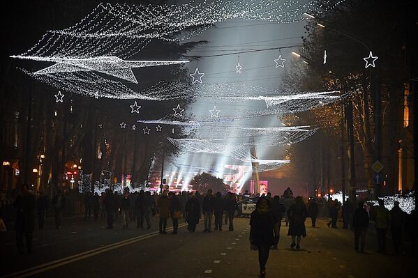 Зарево от праздничных огней во время проведения новогоднего концерта на проспекте Руставели было видно издалека - Sputnik Грузия