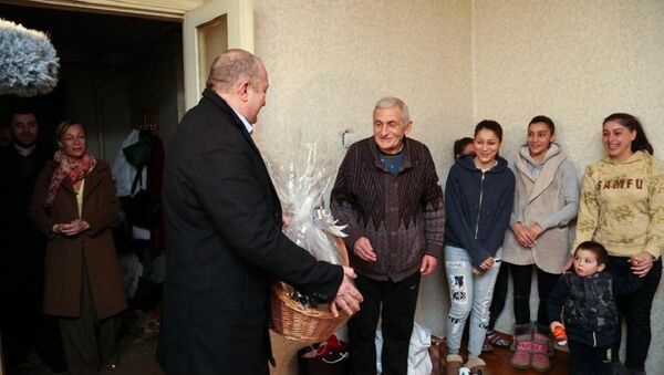 Георгий Маргвелашвили поздравил многодетную семью с Новым годом - Sputnik Грузия
