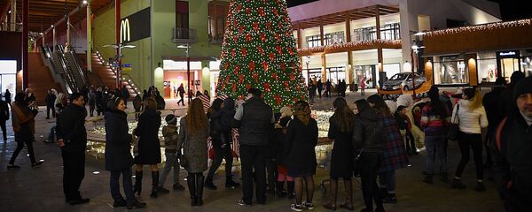 Новогодняя елка в одном из торговых центров в Тбилиси - Sputnik Грузия