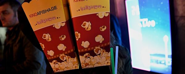 Девочка держит в руках пакеты с попкорном в одном из тбилисских кинотеатров - Sputnik Грузия