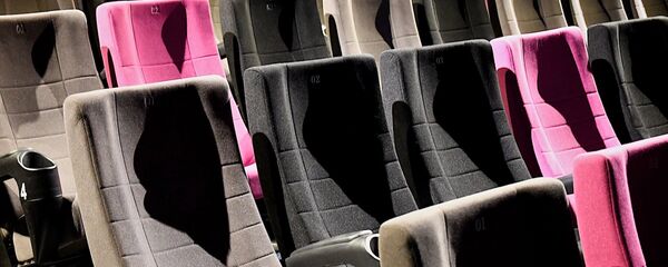 Кресла в зрительском зале в одном из тбилисских кинотеатров Кресла в зрительском зале в одном из тбилисских кинотеатров - Sputnik Грузия