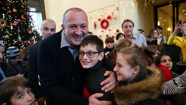 Президент Грузии Георгий Маргвелашвили с детьми на президентской новогодней елке - Sputnik Грузия