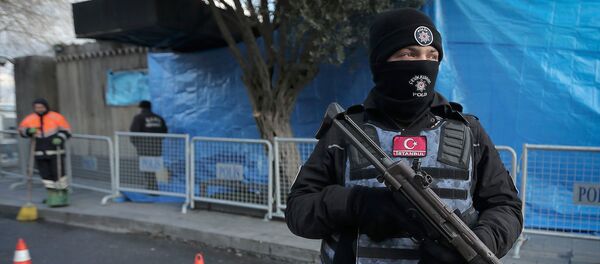 Сотрудник турецкой полиции с автоматом стоит в оцеплении у ночного клуба Reina в Стамбуле - Sputnik Грузия
