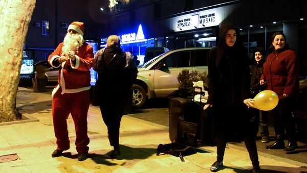 Танцующий Санта Клаус развлекал прохожих в Тбилиси - Sputnik Грузия