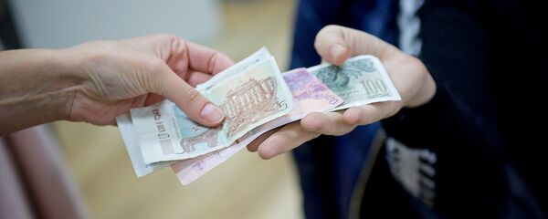 Люди передают друг другу купюры грузинской валюты лари различного номинала - Sputnik Грузия