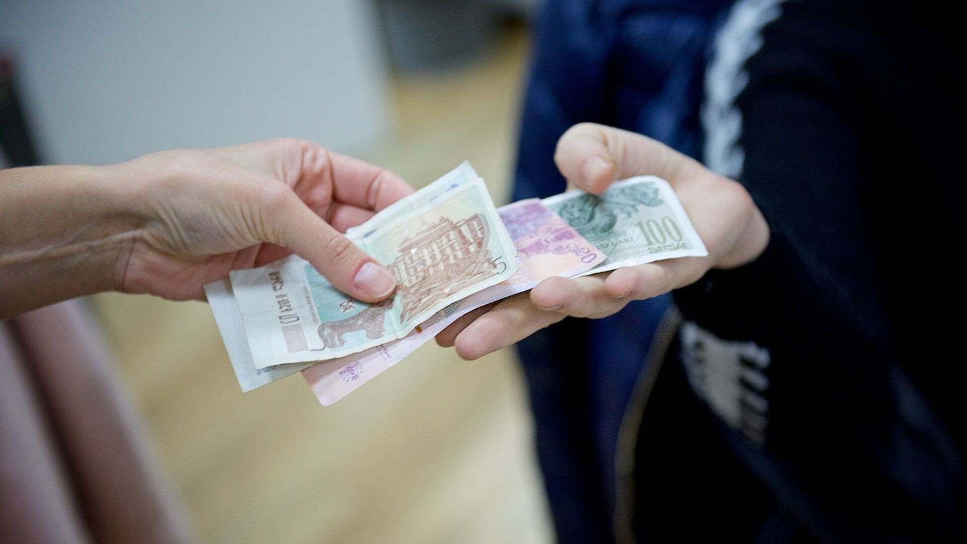 Люди передают друг другу купюры грузинской валюты лари различного номинала - Sputnik Грузия, 1920, 31.12.2021