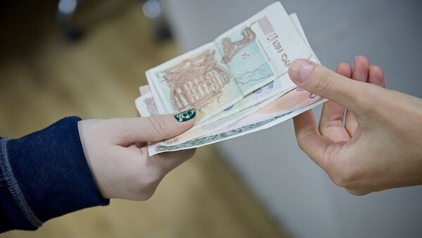 Люди передают друг другу купюры грузинской валюты лари различного номинала - Sputnik Грузия