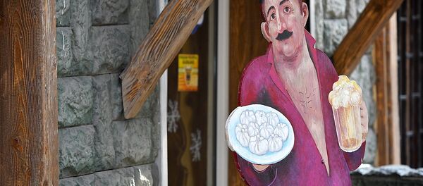 Фигура грузина с хинкали и пивом у входа в ресторан национальной кухни Фигура грузина с хинкали и пивом у входа в ресторан национальной кухни - Sputnik Грузия