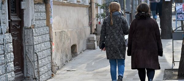 Люди идут по одной из улиц в столице Грузии зимой - Sputnik Грузия