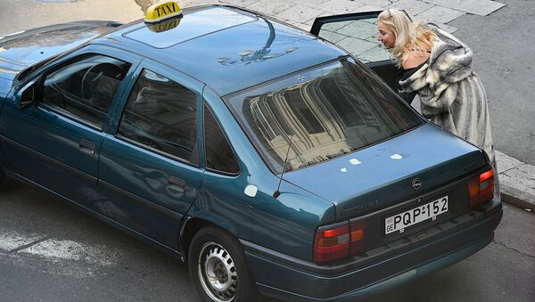 ქალი აჩერებს ტაქსის თბილისის ცენტრში - Sputnik საქართველო
