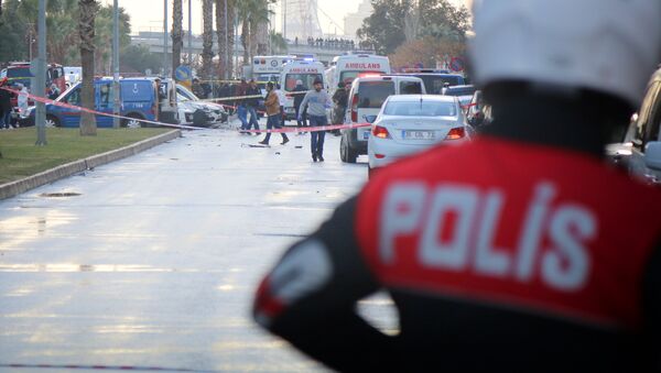 Полицейский на месте теракта в Измире, где произошел взрыв - Sputnik Грузия