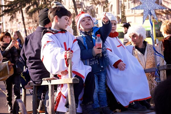 Маленькие участники шествия Алило. Дети показывают на собор Пресвятой Троицы - Самеба, который уже виден участникам процессии с улицы Бараташвили - Sputnik Грузия