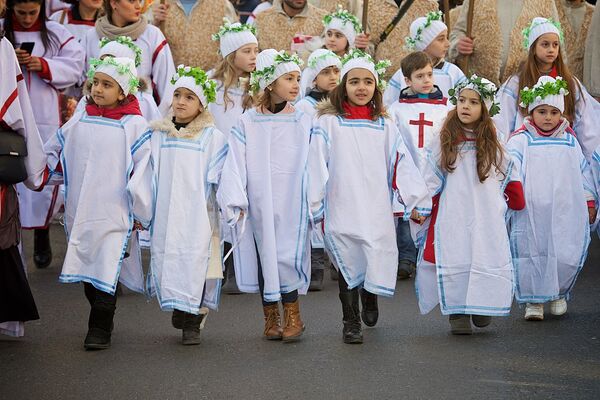 Маленькие дети, одетые в белоснежные одежды, являются одними из главных участников шествия Алило - их называют несущимми благую весть, так как идя в первых рядах, они поют о рождении Христа - Sputnik Грузия