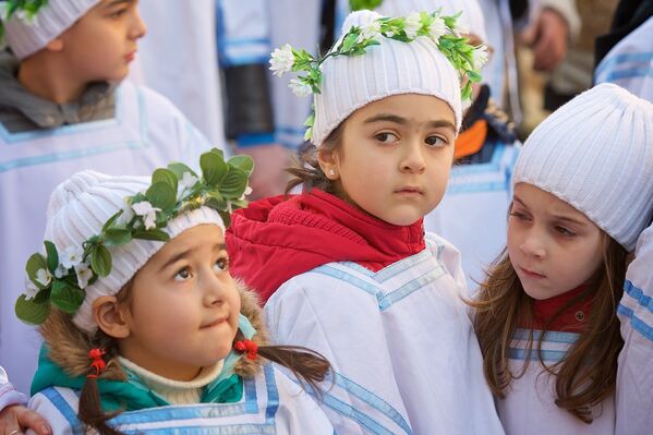 Несущие благую весть - маленькие дети, идут во главе шествия Алило - Sputnik Грузия