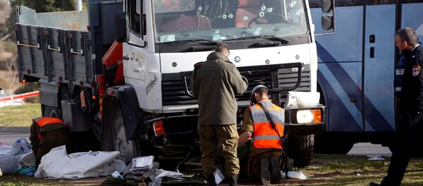 Израильские солдаты работают на месте, где грузовик въехал в группу израильских солдатов на популярной набережной в Иерусалиме Израильские солдаты работают на месте, где грузовик въехал в группу израильских солдатов на популярной набережной в Иерусалиме - Sputnik Грузия