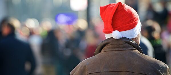 Мужчина в колпаке Санта Клауса на одной из улиц - Sputnik Грузия